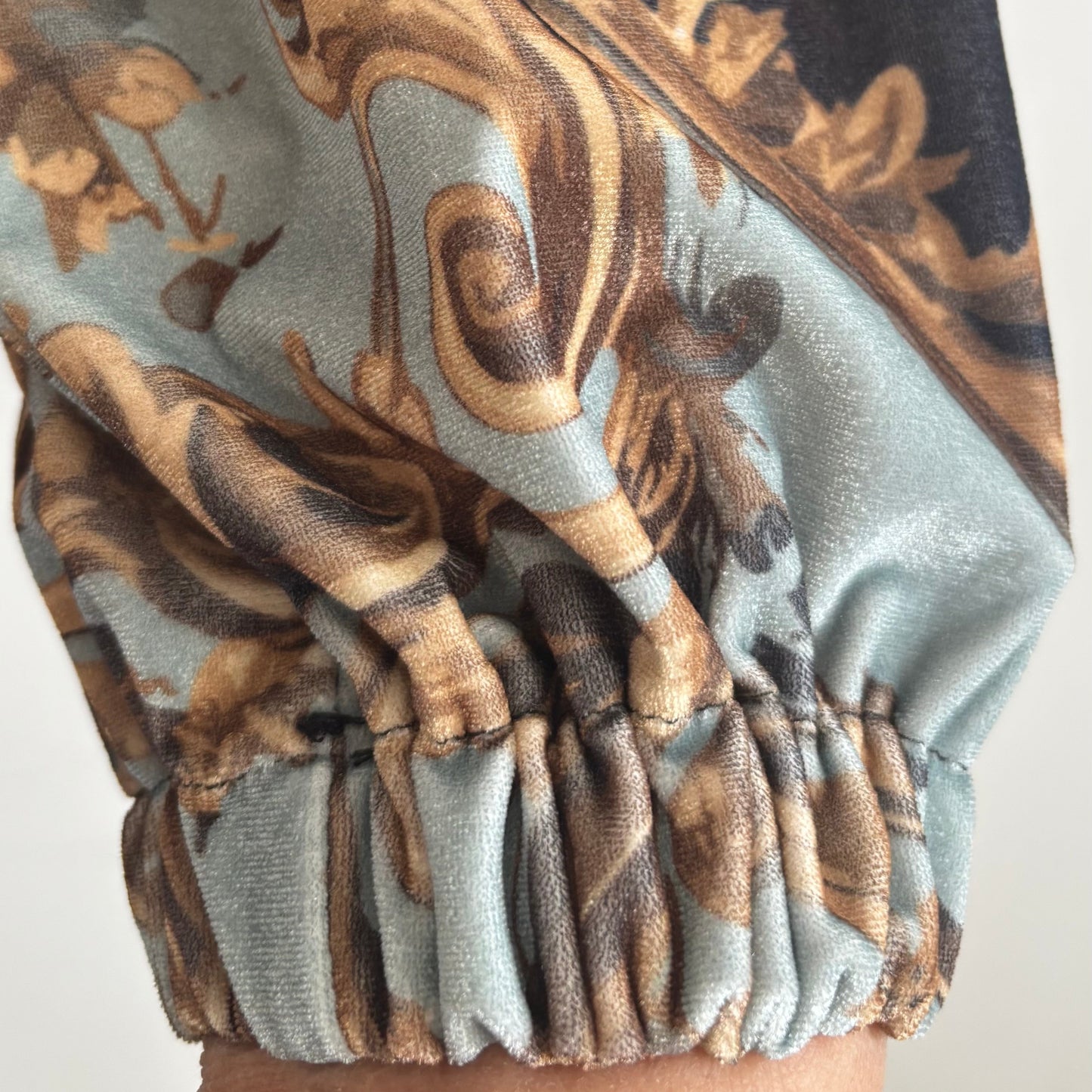 Luxury Baroque Velvet Two-Piece Set – Stretch Velvet V-Neck Top & Pocketed Wide-Leg Pants