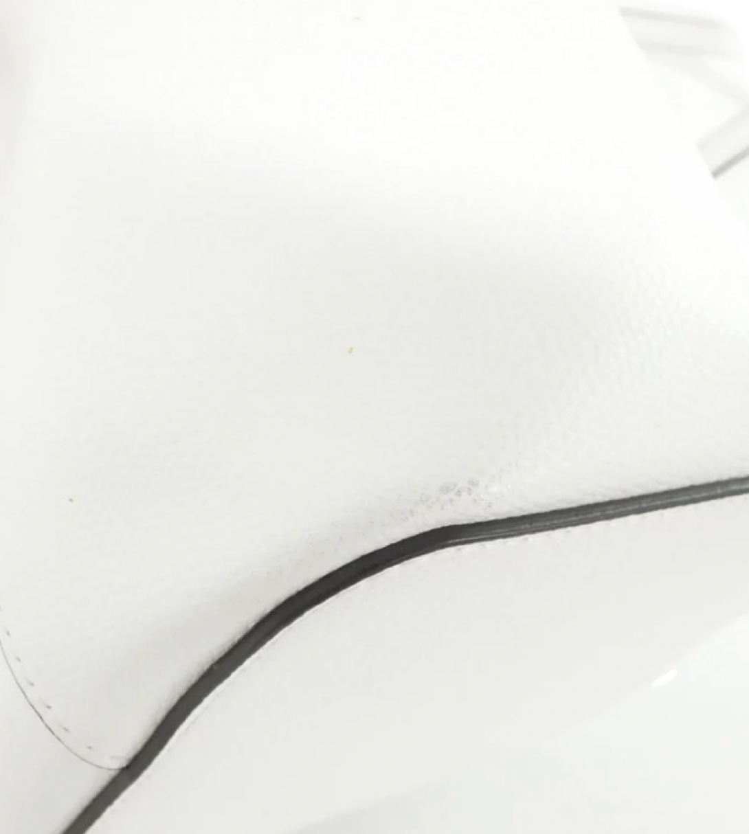 Fendi Mini Mon Trésor Calf Leather Shoulder Bag in White – Modern Collection – 100% Authentic Pre-Owned